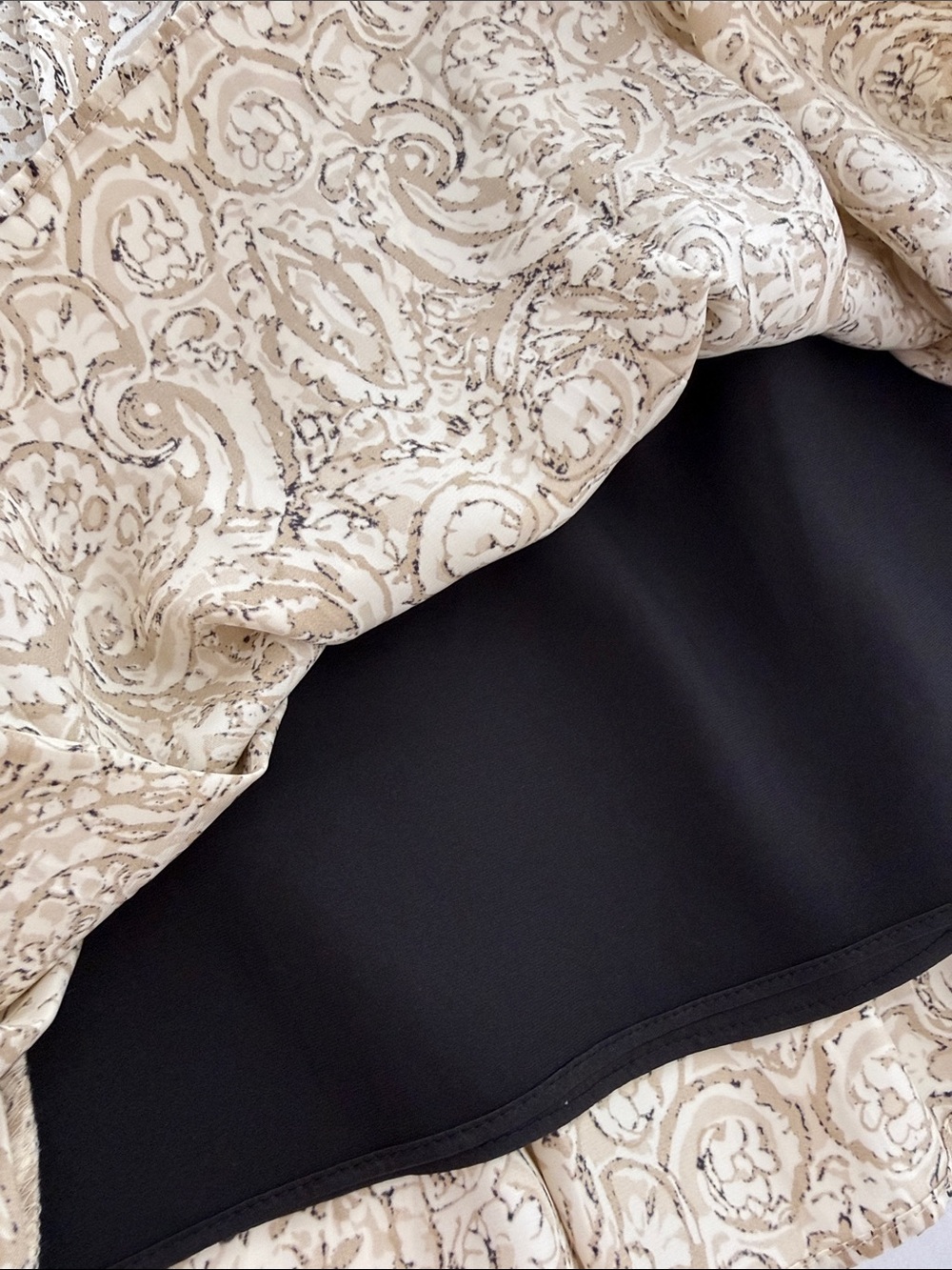 TAHARI 100% SILK skirt Above the knee Paisley line tan beige size 4 - Picture 7 of 9